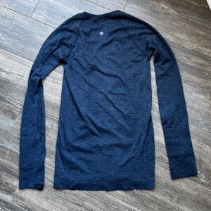 lululemon athletica women’s Long Sleeve Crew Shirt - Navy Blue S
